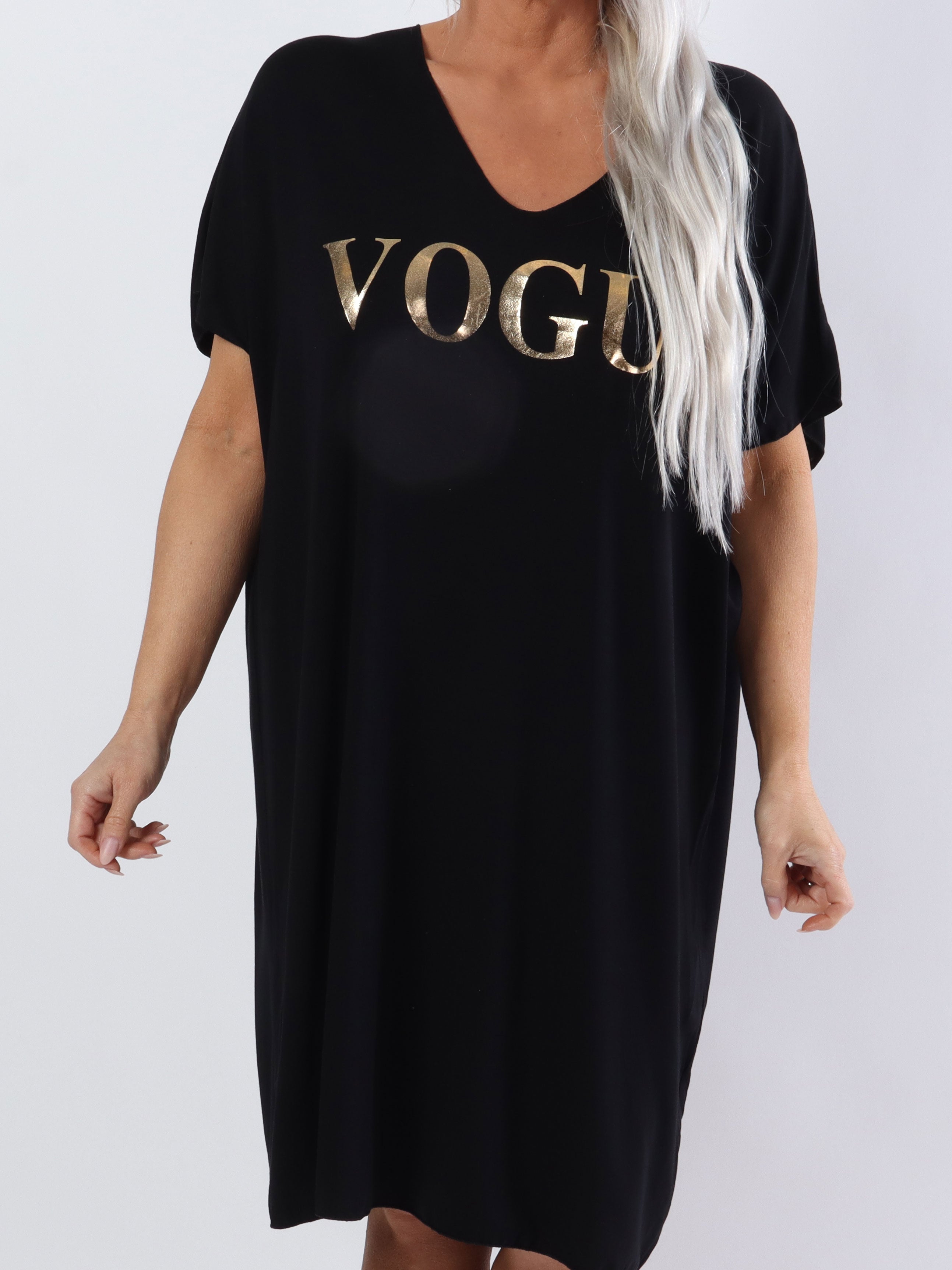 Vogue - Plus size t-shirt klänning i viskos med guldtryck